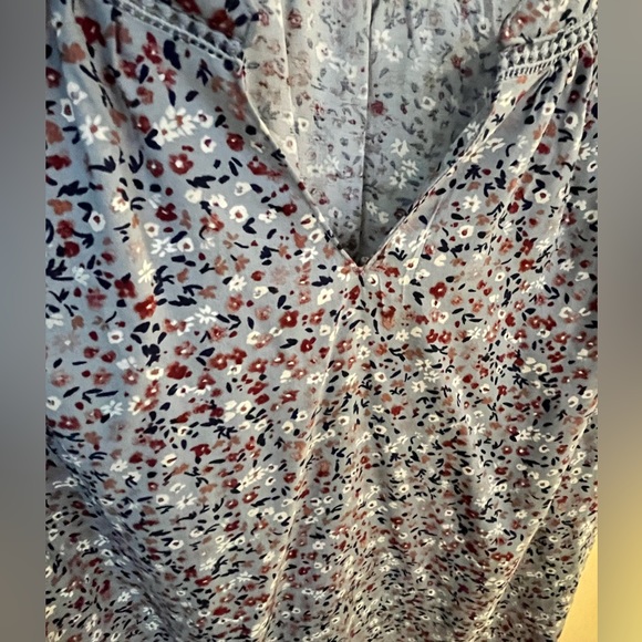 Lightweight shirt sleeve floral blouse - Picture 2 of 4